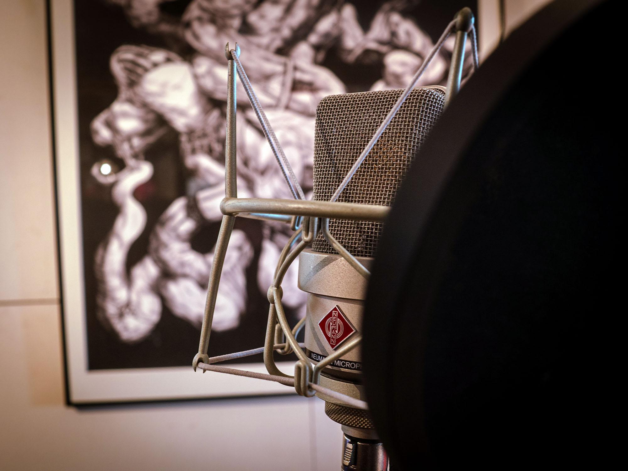 Vue rapprochée des équipements audio du studio