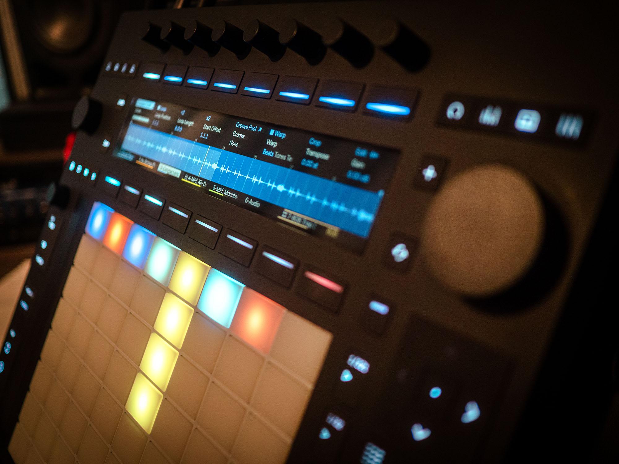 Poste de mixage avec enceintes de monitoring