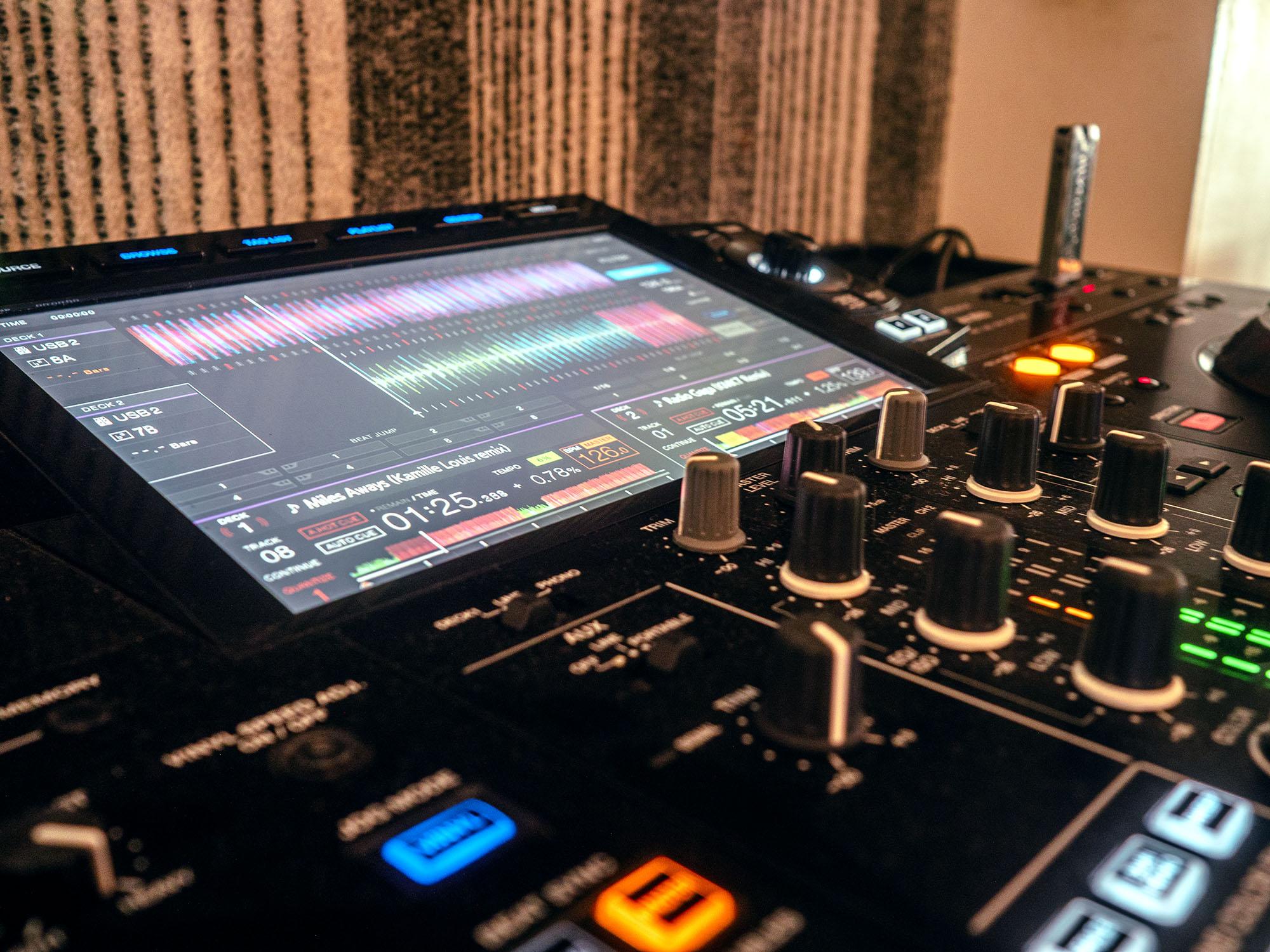 Espace du studio dédié au mix - Pioneer